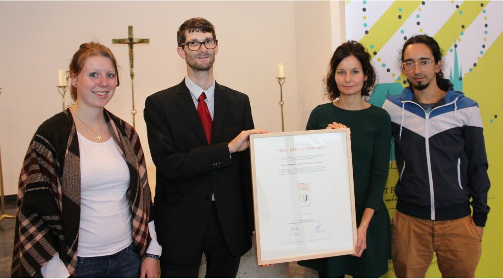 Der Fördererverein der KjG im Bistum Aachen e.V. nimmt die Verleihungs-Urkunde entgegen. Judith Swoboda (Ehrenamtliche Diözesanleitung), Markus Linsler (Gütegemeinschaft), Mirijam Baumeister (Referentin der KjG) und Leonardo Gutierrez von Movimiento por la Vida (ehemaliger Incoming-Freiwilliger aus Bogotá/Kolumbien) – v.l.n.r. Foto: KjG im Bistum Aachen.